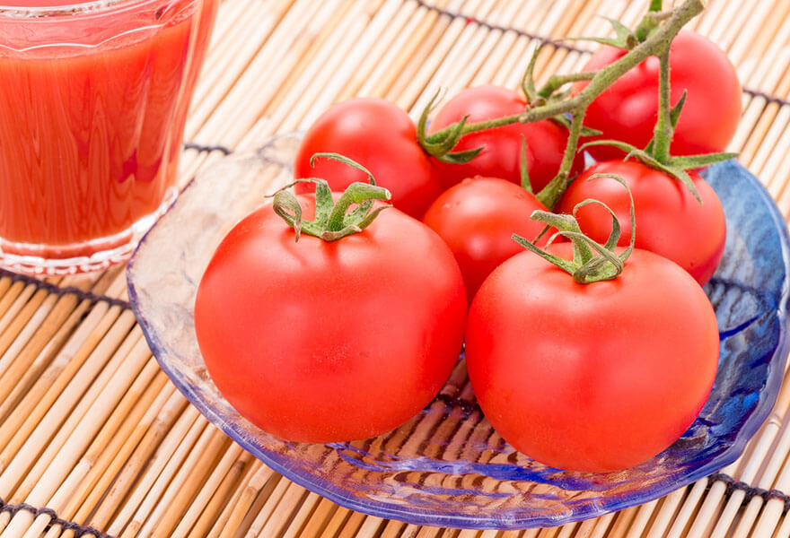 トマトとトマトジュースのイメージ